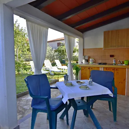 With A Parking Space - 22565 Umag