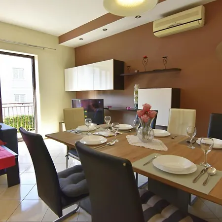With A Parking Space - 22565 Umag